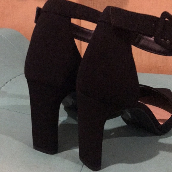 Black point strap heels - Picture 5 of 6